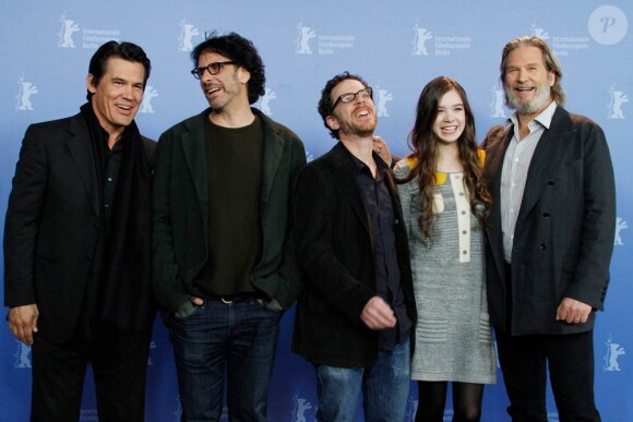 Josh Brolin, Joel Coen, Ethan Coen, Hailee Steinfeld et Jeff Bridges lors du photocall de True Grit, à Berlin, qui ouvrira ce soir la 61e Berlinale, le 10 février 2011.