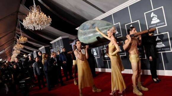 Les gagnants des 53èmes Grammy Awards : Lady GaGa est arrivée... dans un oeuf !