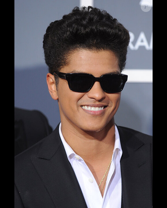 Bruno Mars pose au 53èmes Grammy Awards en février 2011 à Los Angeles