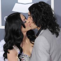 Grammy 2011 : Katy Perry embrasse Russell Brand et J-Lo câline Marc Anthony !