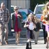 Reese Witherspoon, son fiancé Jim Toth et leurs enfants à Santa Monica le 13 février 2011
