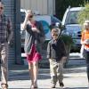 Reese Witherspoon, son fiancé Jim Toth et leurs enfants à Santa Monica le 13 février 2011