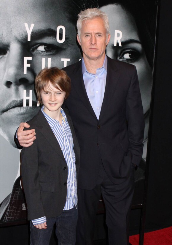 John Slattery et son fils Harry à l'occasion de l'avant-première de L'agence, qui s'est tenue au Ziegfeld Theatre de New York, le 14 février 2011.