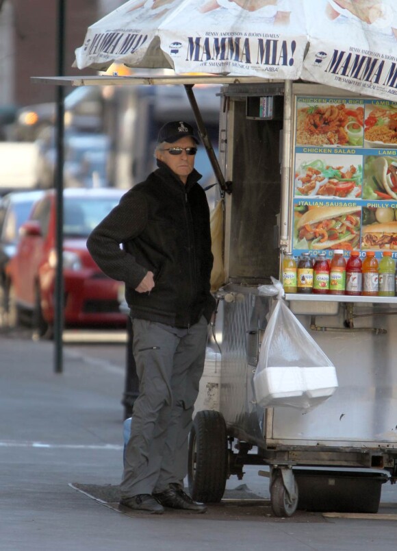 Michael Douglas déguste un hot-dog le 16 février 2011, à New York.