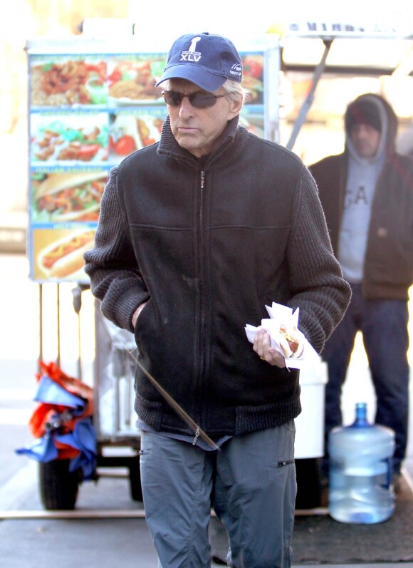 Michael Douglas déguste un hot-dog le 16 février 2011, à New York.