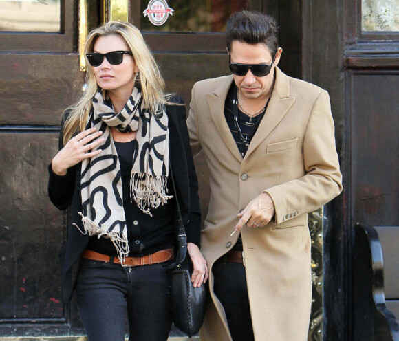 Kate Moss et son fiancé Jamie Hince à Londres en octobre 2010