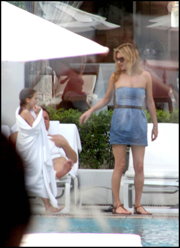 Kate Moss lors de ses vacances au Brésil avec sa fille Lila et son fiancé Jamie Hince. Le 14 février 2011