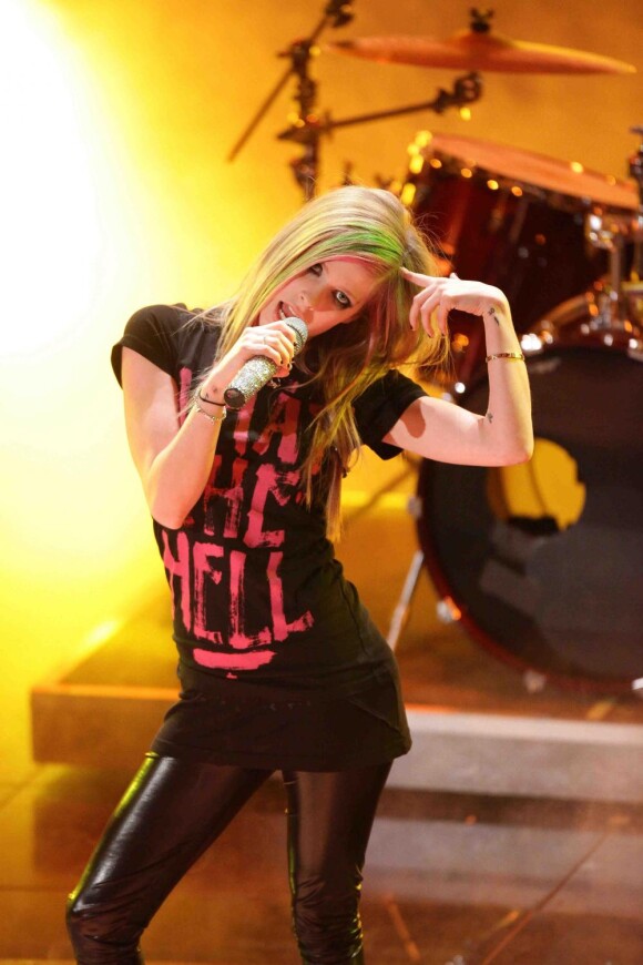 Avril Lavigne se produit sur la scène centrale du Festival de San Remo (Italie), samedi 19 février.