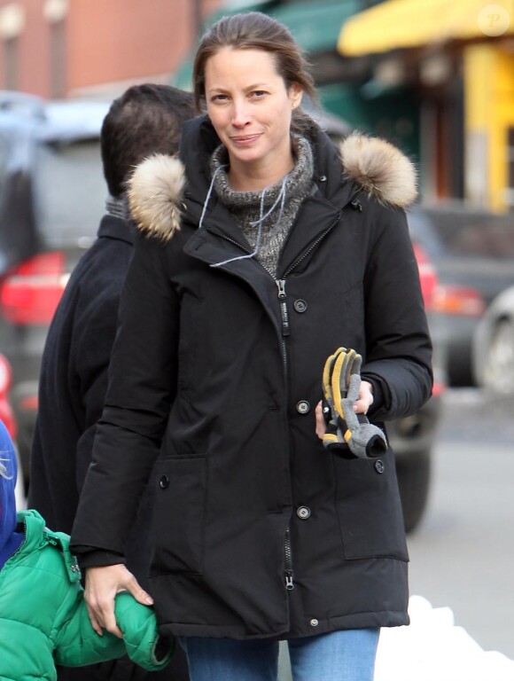 Christy Turlington passe chercher son fils Finn à l'école dans le quartier de Soho à New York le 4 février 2011