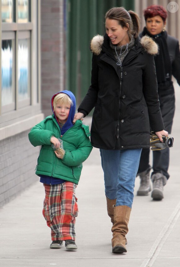 Christy Turlington passe chercher son fils Finn à l'école dans le quartier de Soho à New York le 4 février 2011
