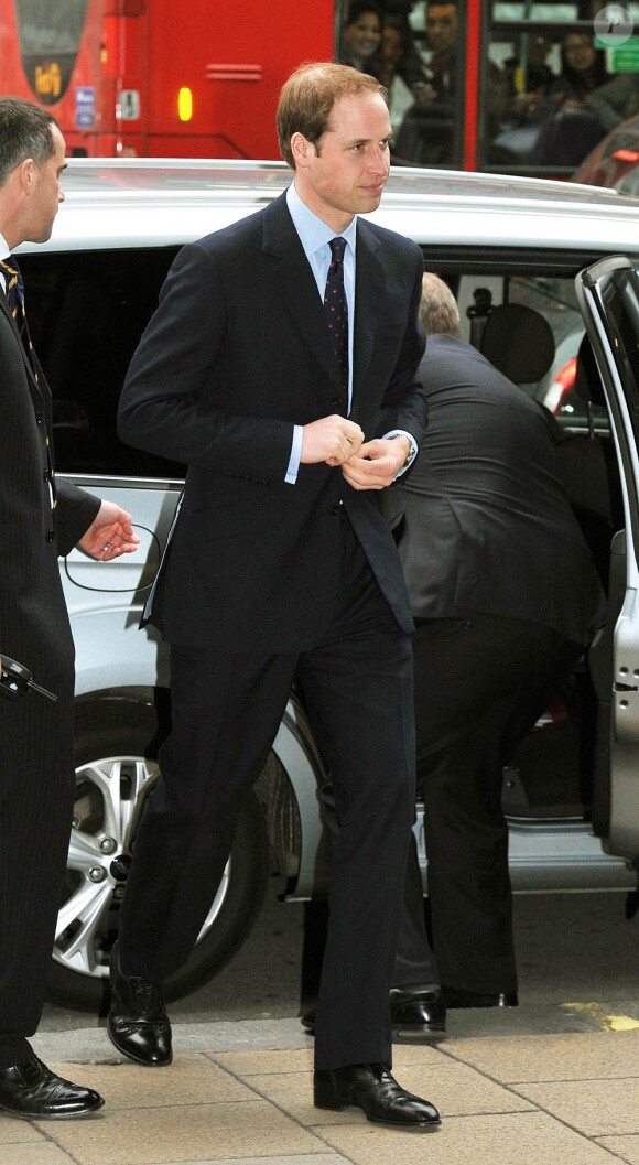 Le prince William et Kate Middleton, accompagnés du prince Harry, signent le livre de condoléances à la mémoire des victimes du tremblement de terre survenu en Nouvelle-Zélande, le 25 février 2011, à Londres.