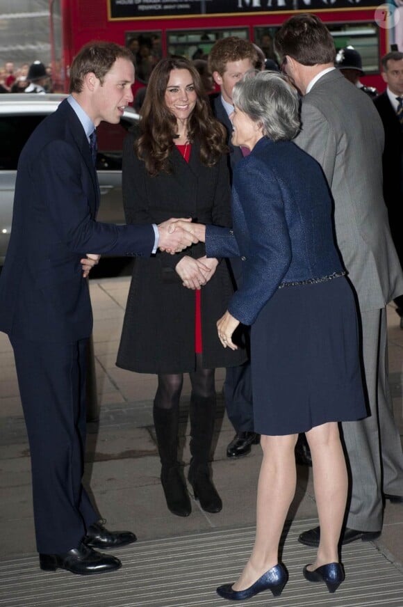 Le prince William et Kate Middleton, accompagnés du prince Harry, signent le livre de condoléances à la mémoire des victimes du tremblement de terre survenu en Nouvelle-Zélande, le 25 février 2011, à Londres.