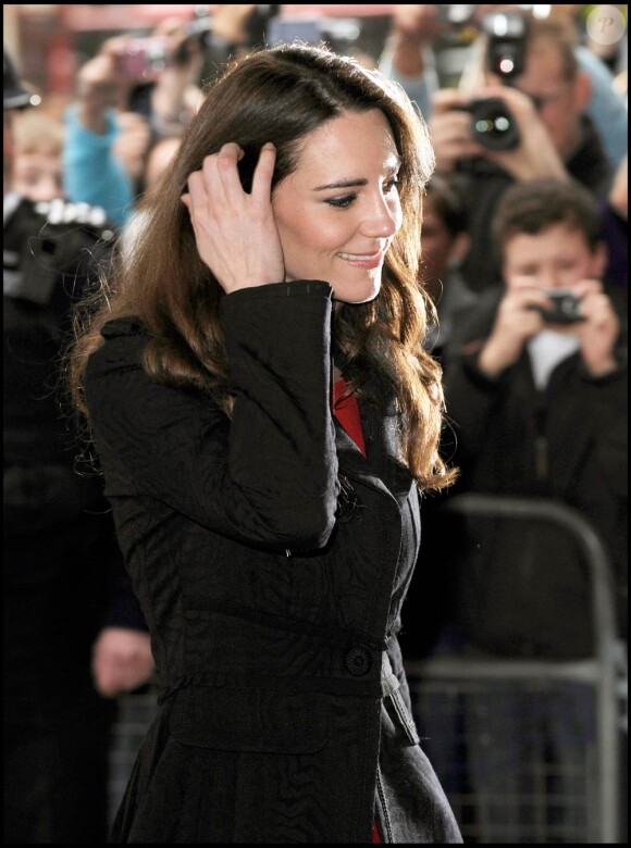 Le prince William et Kate Middleton, accompagnés du prince Harry,  signent le livre de condoléances à la mémoire des victimes du  tremblement de terre survenu en Nouvelle-Zélande, le 25 février 2011, à  Londres.