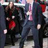 Le prince William et Kate Middleton, accompagnés du prince Harry,  signent le livre de condoléances à la mémoire des victimes du  tremblement de terre survenu en Nouvelle-Zélande, le 25 février 2011, à  Londres.