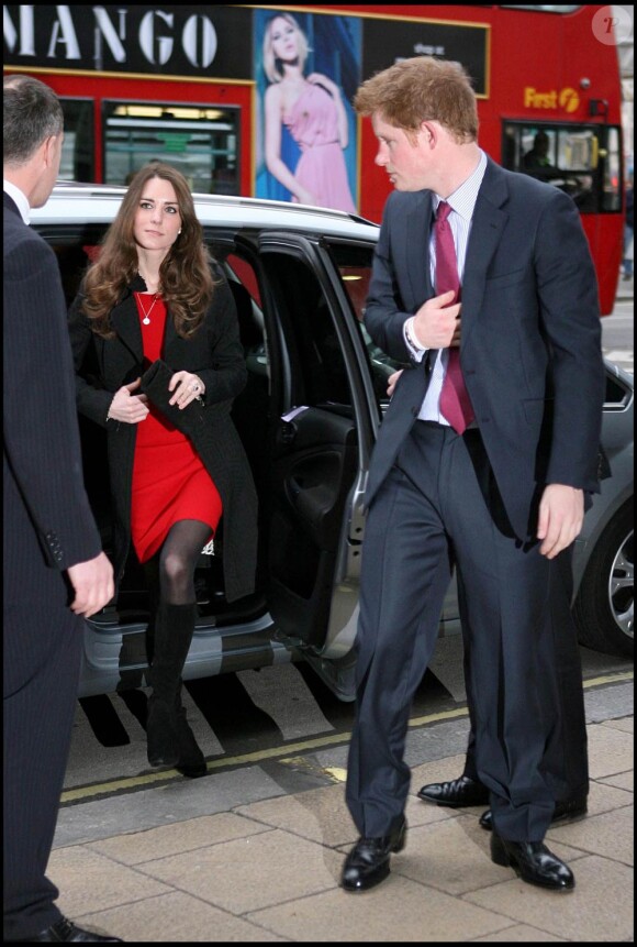 Le prince William et Kate Middleton, accompagnés du prince Harry,  signent le livre de condoléances à la mémoire des victimes du  tremblement de terre survenu en Nouvelle-Zélande, le 25 février 2011, à  Londres.