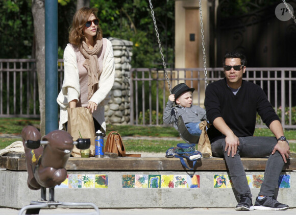 Jessica Alba, son mari Cash Warren et leur fille Honor, se détendent dans un parc de Beverly Hills le 20 février 2011