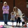 Jessica Alba, son mari Cash Warren et leur fille Honor, se détendent dans un parc de Beverly Hills le 20 février 2011