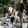 Jessica Alba, son mari Cash Warren et leur fille Honor, se détendent dans un parc de Beverly Hills le 20 février 2011
