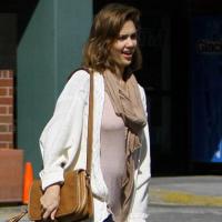 Jessica Alba enceinte : Elle ne peut plus cacher son "gros" ventre !
