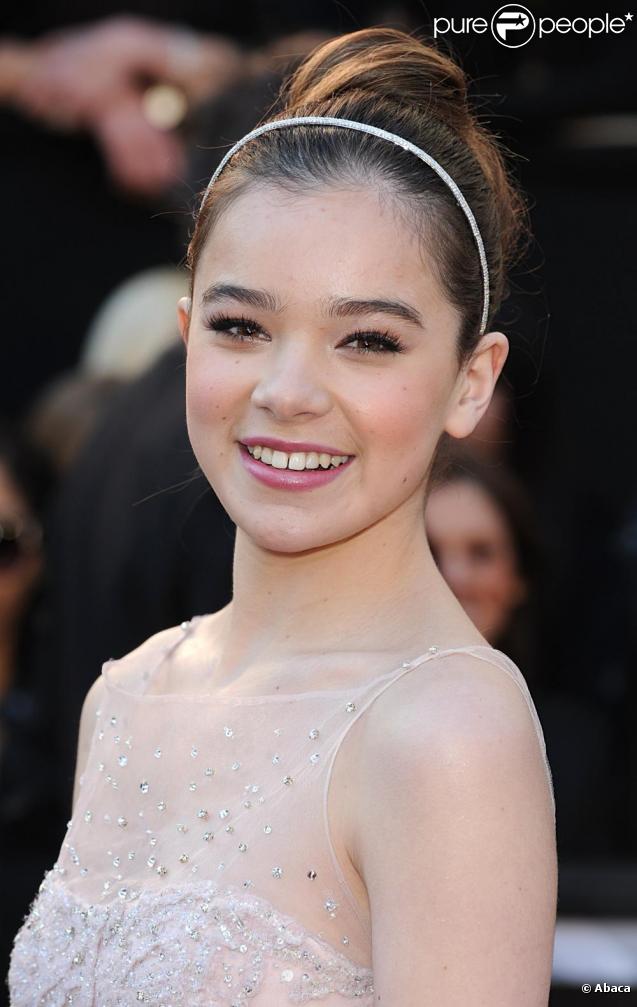 568724-hailee-steinfeld-lors-de-son-arrivee-637x0-3.jpg