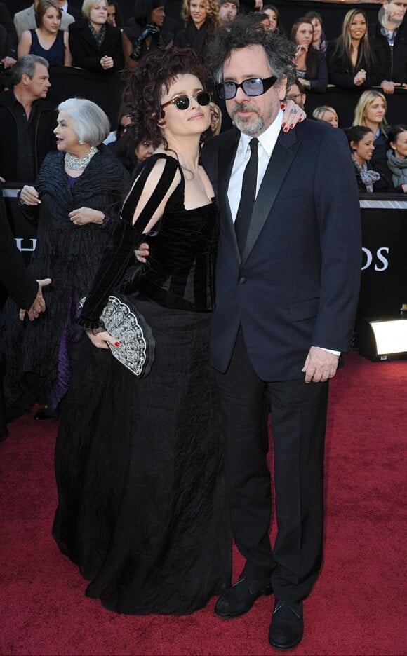 Helena Bonham Carter et Tim Burton lors de son arrivée à la 83e cérémonie des Oscars, au Kodak Theatre d'Hollywood, à Los Angeles, le 27 février 2011.