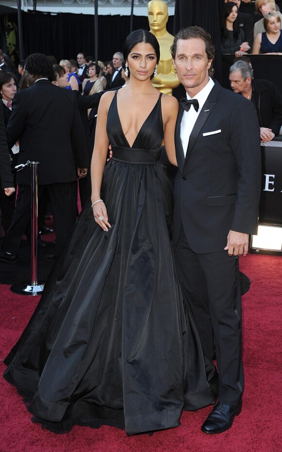 Camilla Alves et Matthew McConaughey lors de son arrivée à la 83e cérémonie des Oscars, au Kodak Theatre d'Hollywood, à Los Angeles, le 27 février 2011.