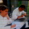 Stéphanie et Ronan notent les désirs des mariés quant au menu qu'ils doivent préparer, lors de l'épreuve des chefs du cinquième épisode de Top Chef, diffusé lundi 28 février.