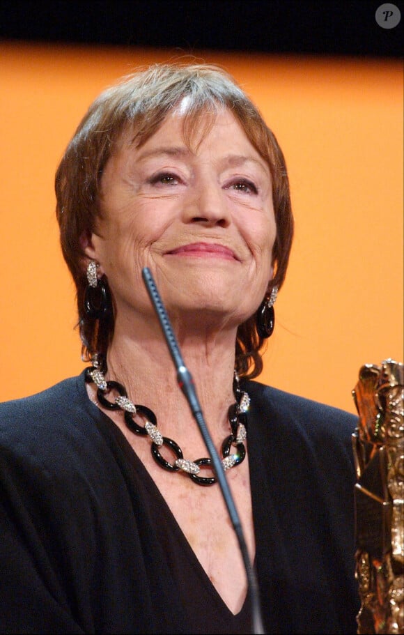 Annie Girardot, recevant le César de la meilleure actrice dans un second rôle en 2002 pour La Pianiste