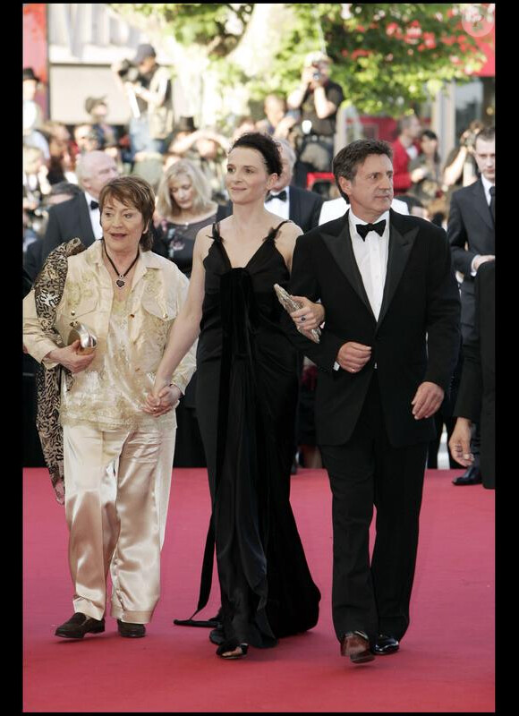 Annie Girardot accompagnée de Juliette Binoche et Daniel Auteuil pour la présentation du film Caché en 2005