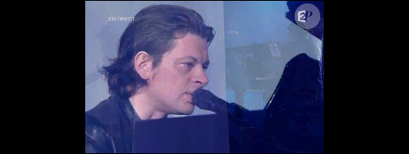 Benjamin Biolay interprète son titre Ton héritage, lors de la seconde moitié des Victoires de la Musique 2011, mardi 1er mars sur France 2.
