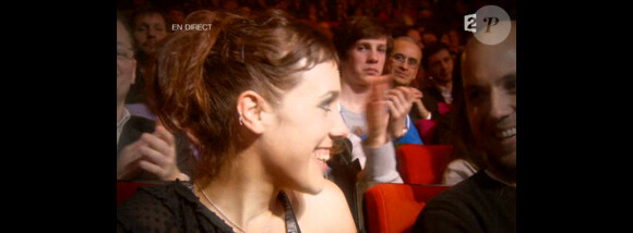 Zaz reçoit la Victoire de la Chanson originale de l'année, remise par le public via les votes téléphone-SMS, pour le titre Je veux, lors de la seconde moitié des Victoires de la Musique 2011, mardi 1er mars sur France 2.