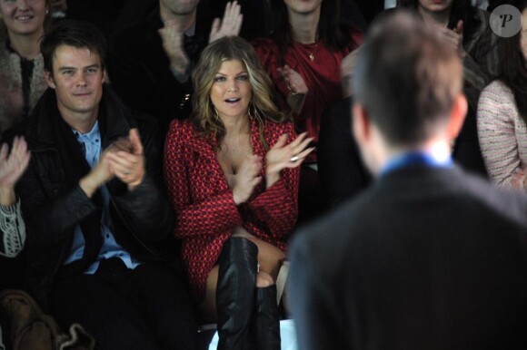 Fergie et Josh Duhamel assistent au défilé Marc Jacobs, à New York, dans le cadre de la Fashion Week, le 14 février 2011.