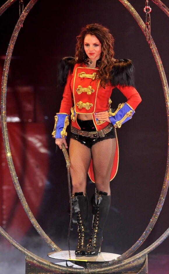 Britney Spears se produit sur la scène de Bercy à Paris, le 5 juillet, dans le cadre de son Circus Tour.
