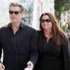 Pierce Brosnan et sa femme Keely Shaye Smith, font du shopping à Los Angeles le 1er mars 2011
