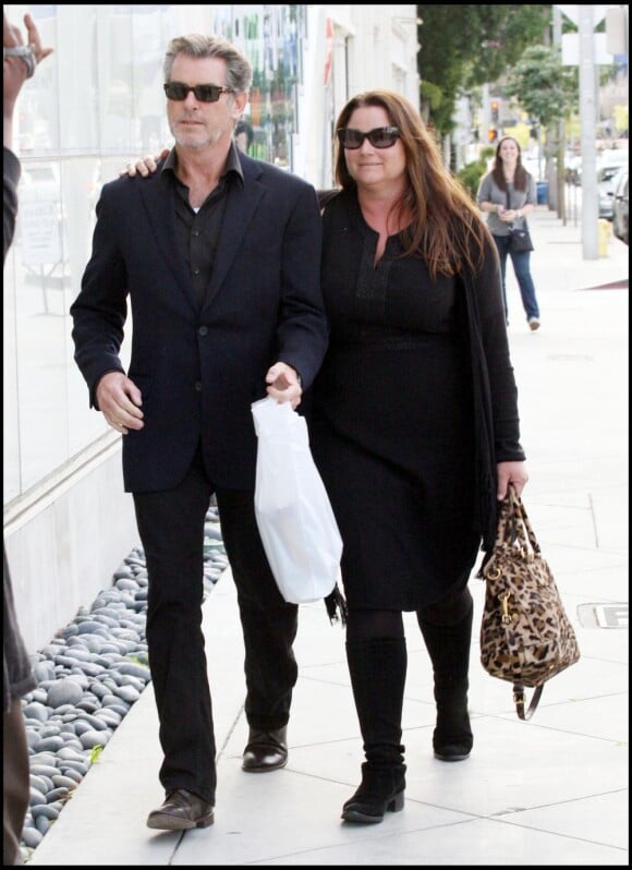 Pierce Brosnan et sa femme Keely Shaye Smith, font du shopping à Los Angeles le 1er mars 2011