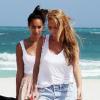 Leona Lewis et une amie à Miami, le 3 mars 2011.