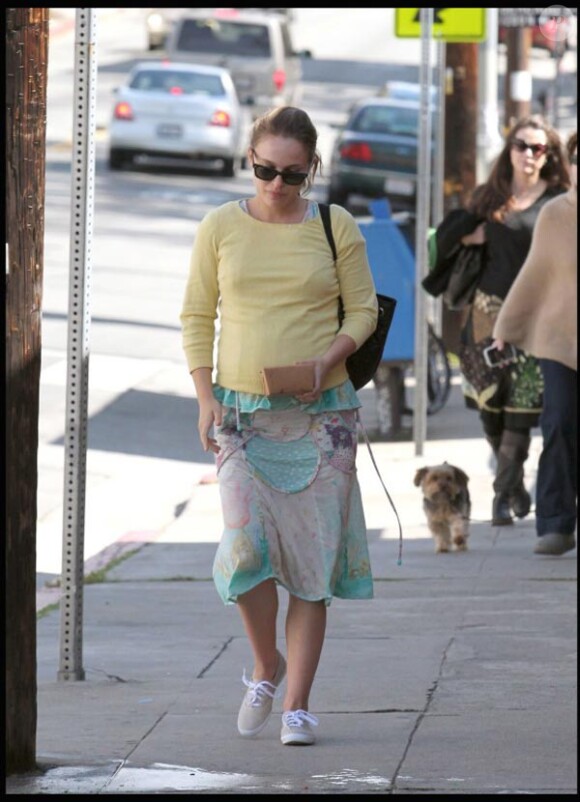 Natalie Portman, enceinte, et son fiancée Benjamin Millepied, vont déjeuner à West Hollywood, à Los Angeles, le 28 février 2011.