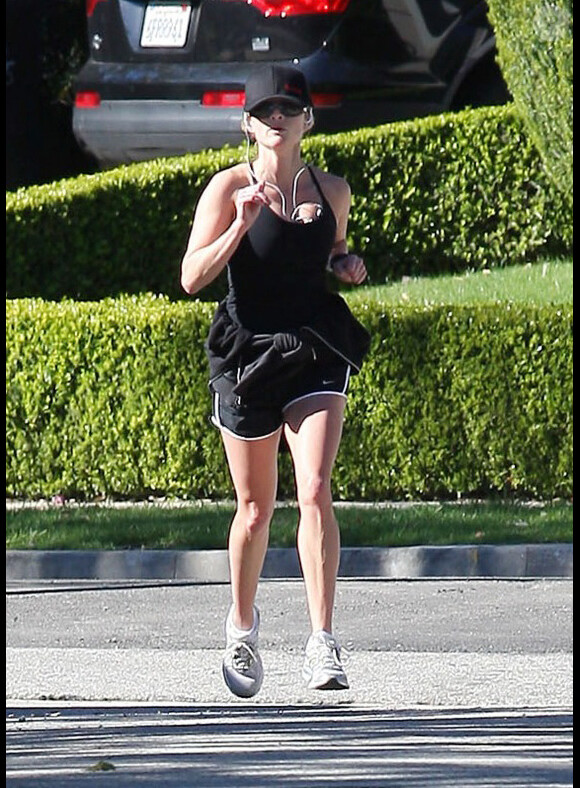 Reese Witherspoon faisant un jogging à Brentwood le 27 février 2011