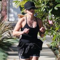 Reese Witherspoon : Mini-short et petit débardeur pour un jogging intense !