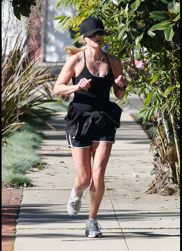Reese Witherspoon faisant un jogging à Brentwood le 27 février 2011