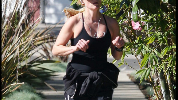 Reese Witherspoon : Mini-short et petit débardeur pour un jogging intense !