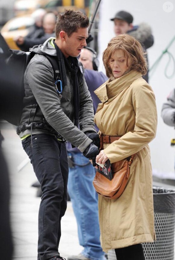 Michelle Pfeiffer et Zac Efron sur le tournage de New Year's Eve, à Los Angeles, le 24 février 2011.