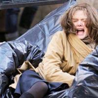 Quand Michelle Pfeiffer croise Zac Efron, elle finit le nez dans les poubelles !