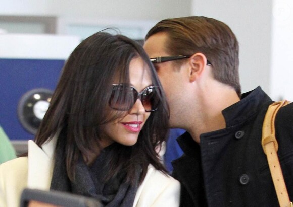 Zoe Saldana et son fiancé Keith Britton, à l'aéroport de Los Angeles, le 5 mars 2011.