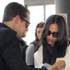 Zoe Saldana et son fiancé Keith Britton, à l'aéroport de Los Angeles, le 5 mars 2011.