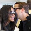 Zoe Saldana et son fiancé Keith Britton, à l'aéroport de Los Angeles, le 5 mars 2011.