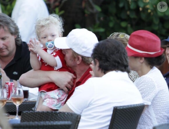 Boris Becker, sa femme Lily, leur fils Amadeus et le petit Elias Becker, sur la plage à Miami, le 7 mars 2011
