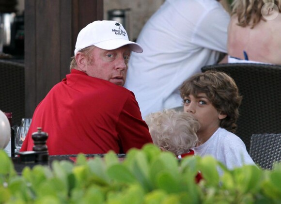 La famille Becker presque au complet déjeune au restaurant à Miami.