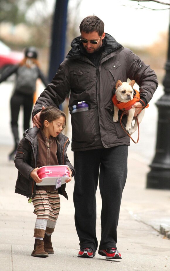 Hugh Jackman et Ava promènent JJ, le chien de la famile (7 mars 2011 à NYC)
