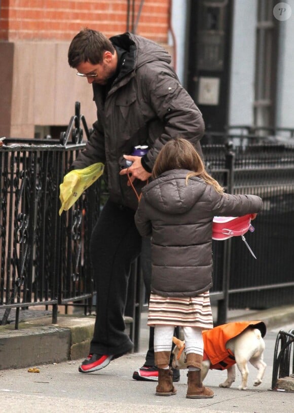 Hugh Jackman et Ava promènent JJ, le chien de la famille et c'est Hugh qui ramène le popo(7 mars 2011 à NYC)